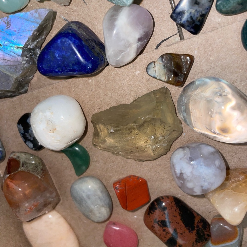 Bundle of 10 Random Mixed Tumbled Gemstone Lot - Assorted Colors - Picture 8 of 10